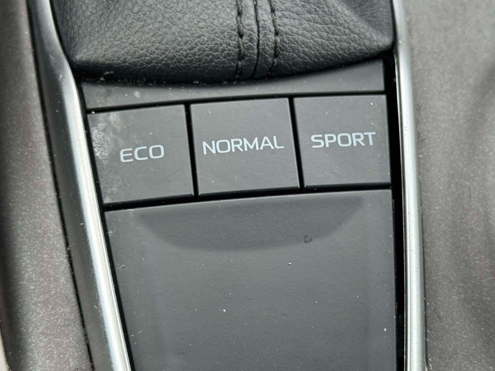 2022 Toyota Camry LE Auto (Natl)