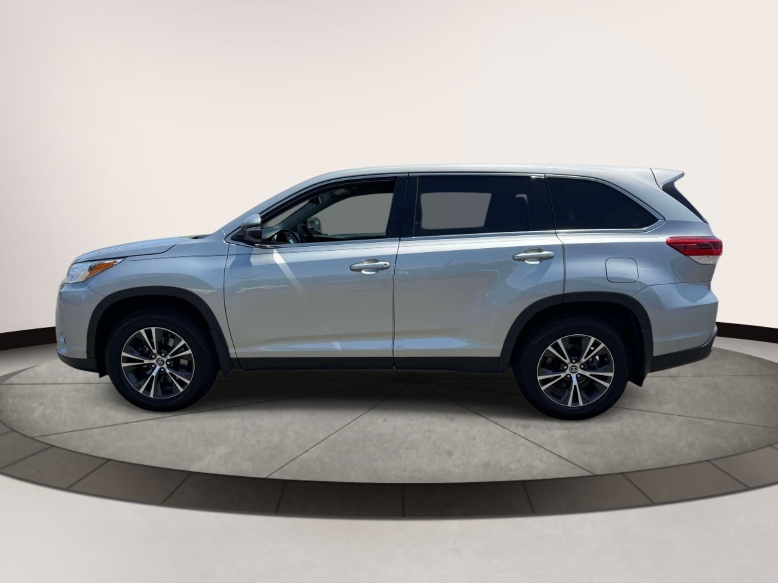 2019 Toyota Highlander LE V6 AWD (Natl)