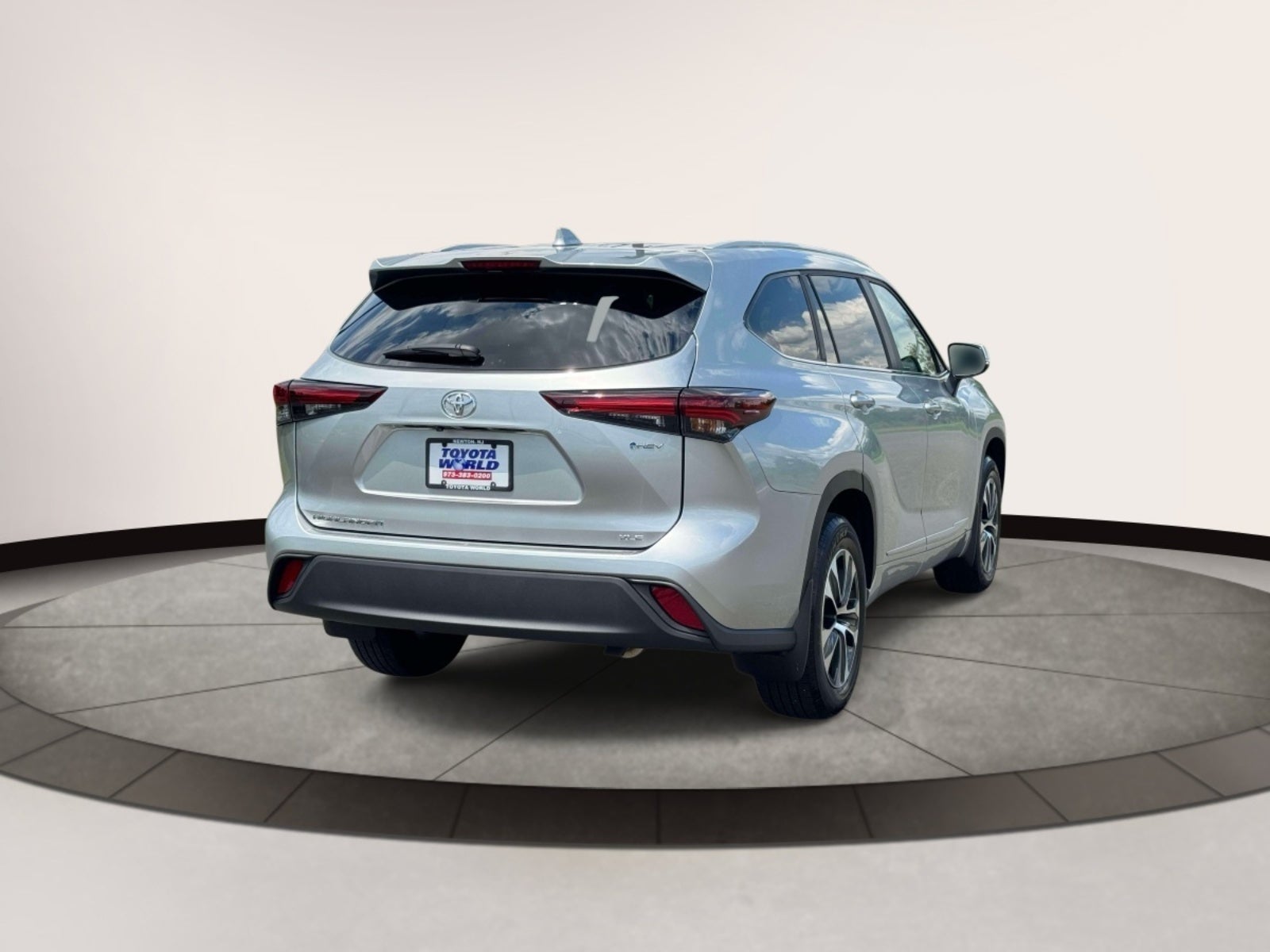 2025 Toyota Highlander Hybrid XLE AWD (Natl)
