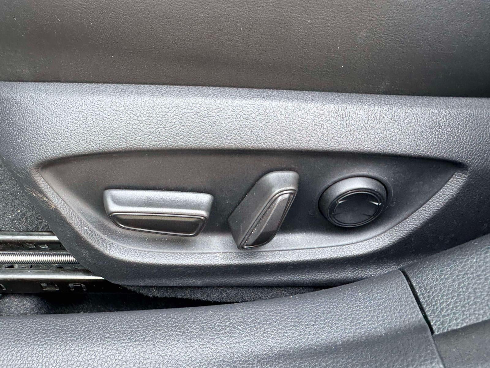2024 Toyota Prius XLE AWD (Natl)