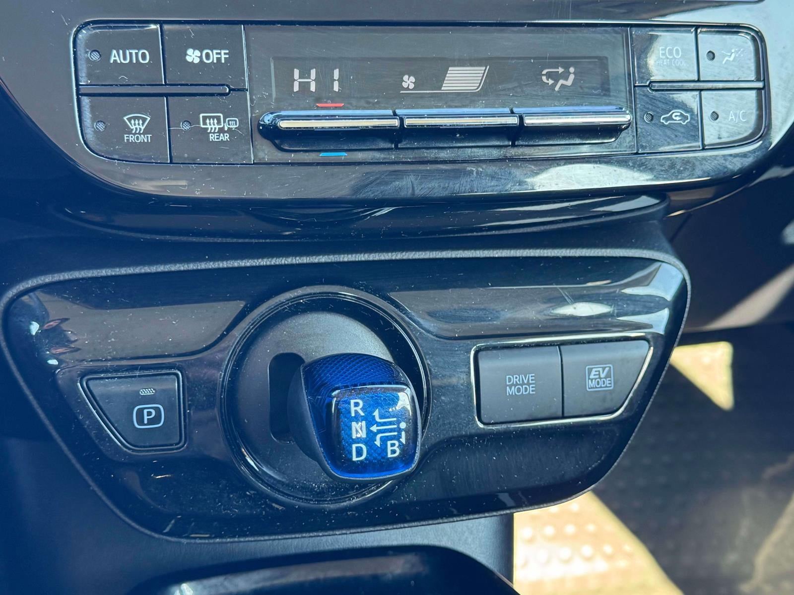 2022 Toyota Prius LE AWD-e (Natl)