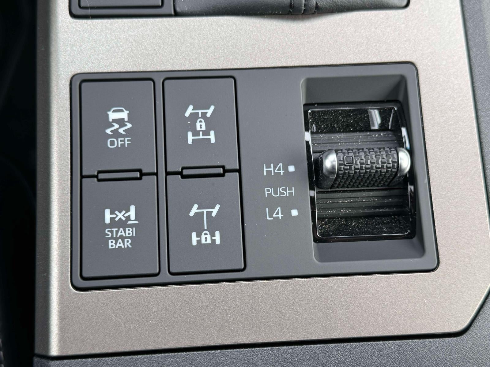 2025 Toyota Land Cruiser 4WD (Natl)